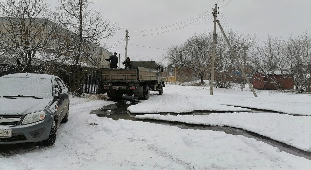    В течение нескольких месяцев в Козельске в районе Мехзавода у дома №1 по улице Достоевского текут фекалии. Елена Французова