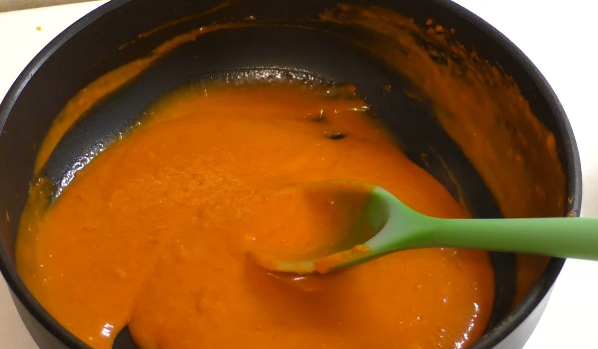 спагетти в томатном соусе. соус для котлет с томатной пастой. соус для пасты. мясо с подливкой. как сделать подливку без мяса.