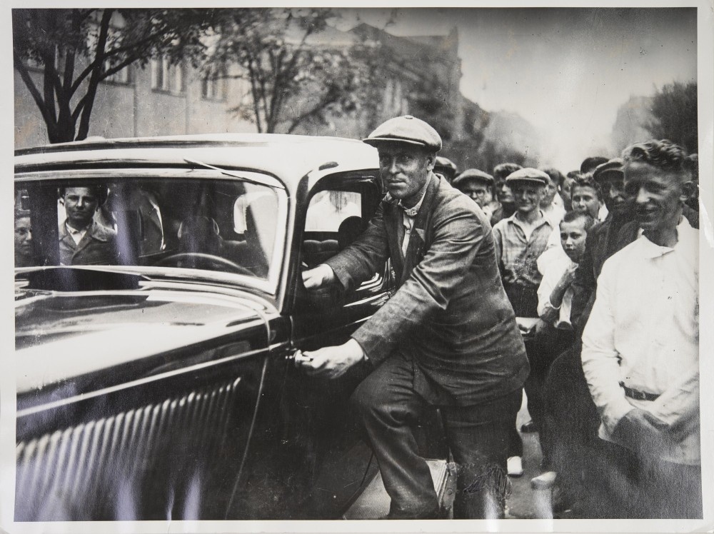 Алексей Стаханов с подарком от Сталина, 1936