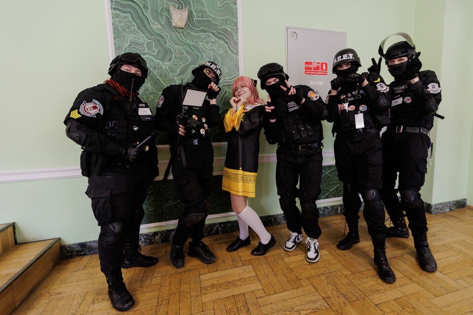     На входе охране в стиле милитари. Валерий ЗВОНАРЕВ