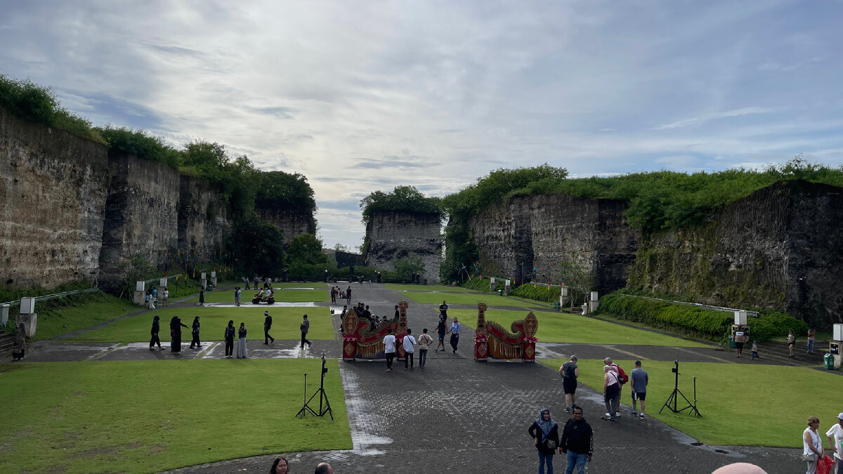 Дорога до самого большого монумента Бали.