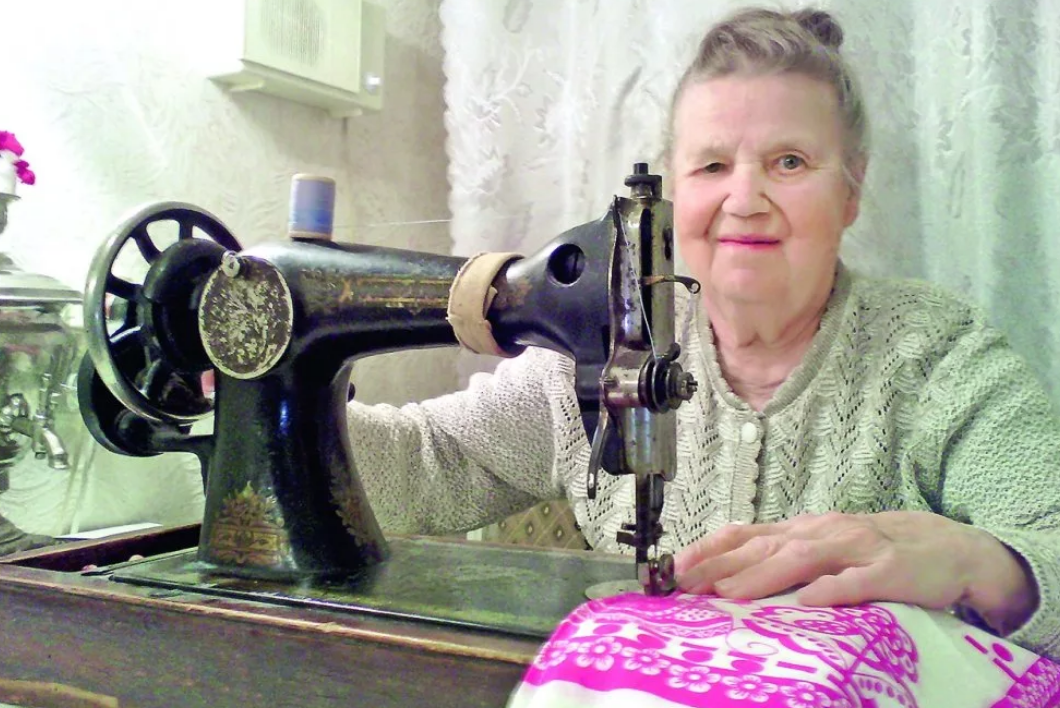 Машинка шьет назад. Бабушка шьет. Бабушка швея. Бабушка со швейной машинкой. Бабушкина швейная машинка.