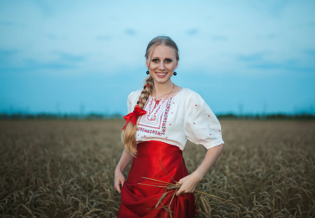 Деревенская девушка качества. Славянские красавицы. Девушка в народном костюме. Русская красавица. Красивые славянские женщины.