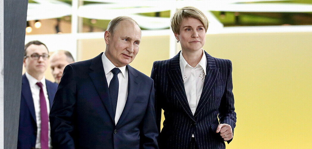 Президент России Владимир Путин и руководитель Фонда «Талант и успех» Елена Шмелева на встрече со студентами в Образовательном центре «Сириус» Фото: © Валерий Шарифулин / ТАСС