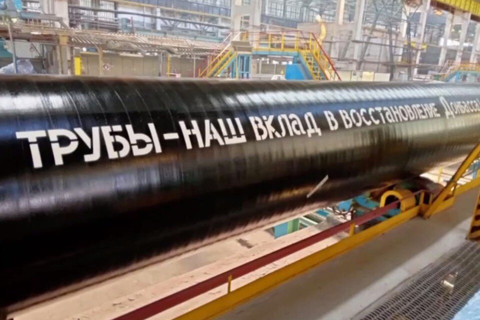     Стальные трубы диаметром 1220 миллиметров покрыты наружным и внутренним антикоррозионным покрытием. Фото: Скриншот видео ТК «Оплот»