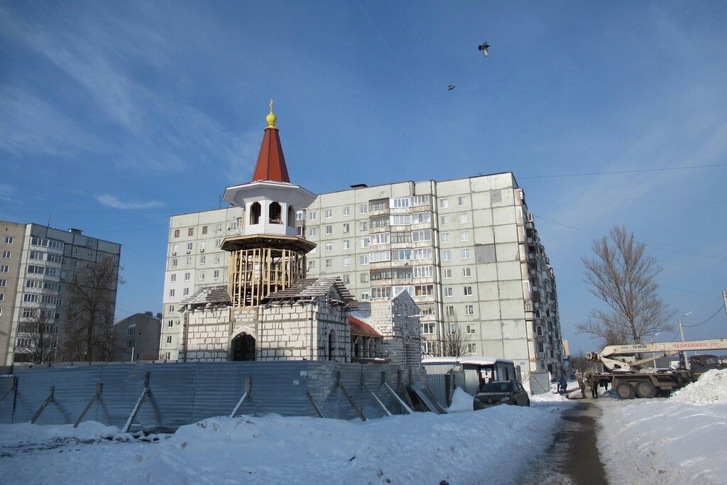    Церковь апостола Иоанна Богослова возводят на пересечении улиц Краснодонцев и Олимпийской. Верхнюю часть колокольни собирали месяц.