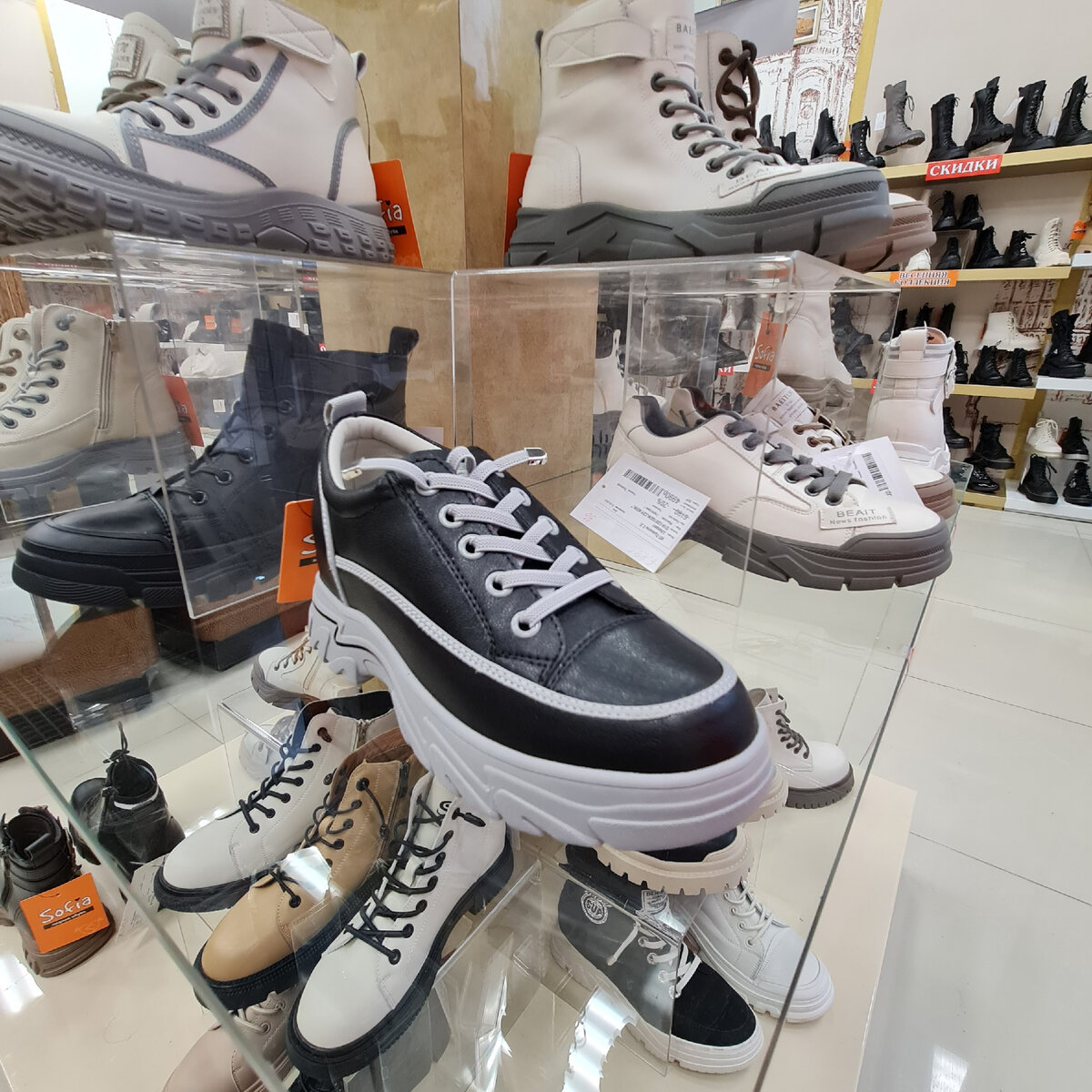 А здесь наоборот: белый кант на чёрной основе. Этот вариант мне не очень зашёл.