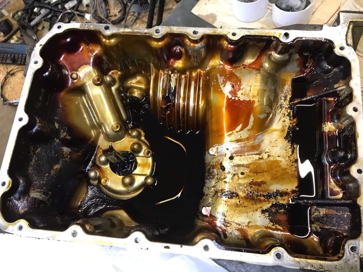 Темное и черное масло в двигателе. Темнеет масло в двигателе. Загустело масло в двигателе. Двигатель после кастрола. Почему масло моторное быстро чернеет.