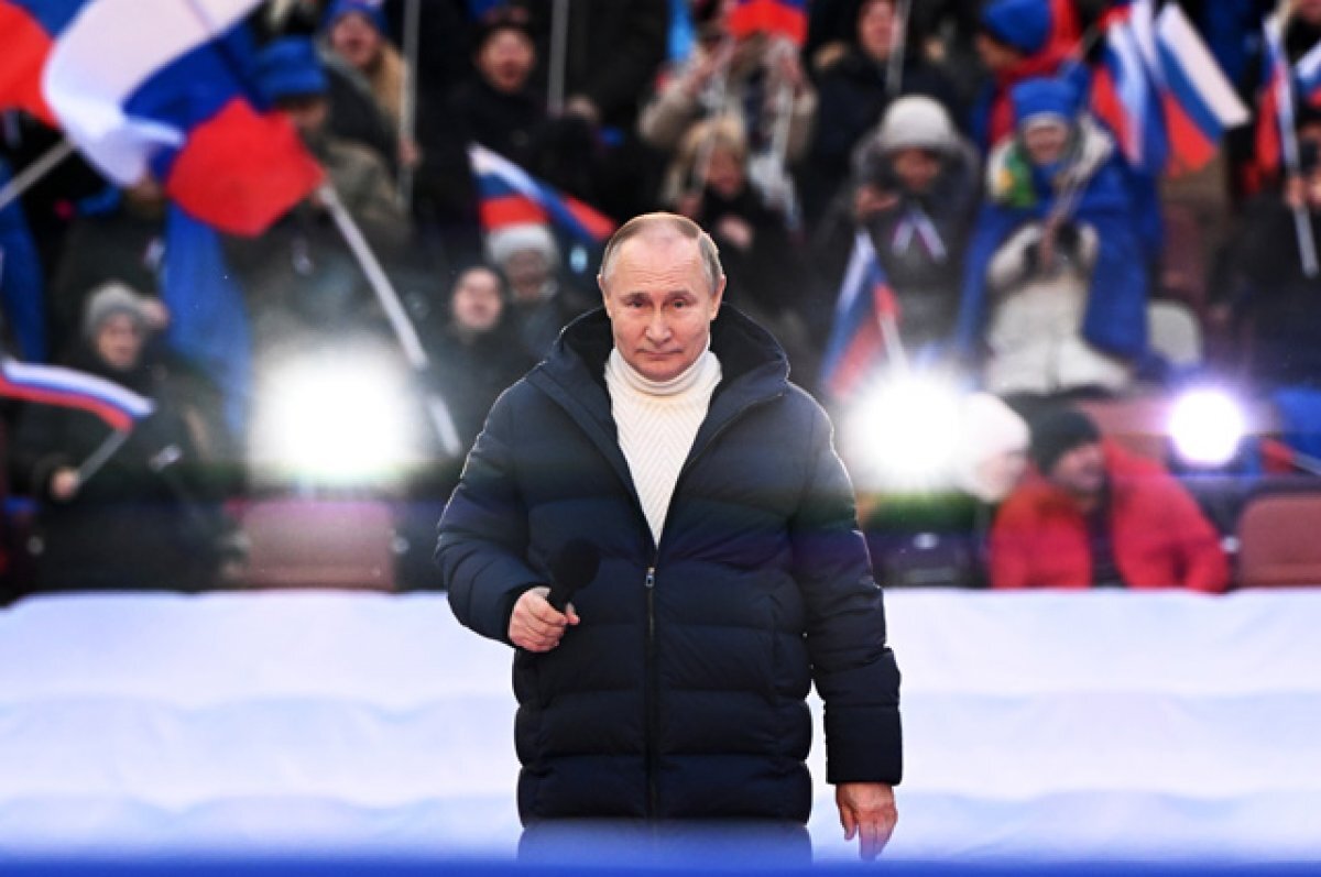    Владимир Путин выступает на концерте-митинге в Лужниках