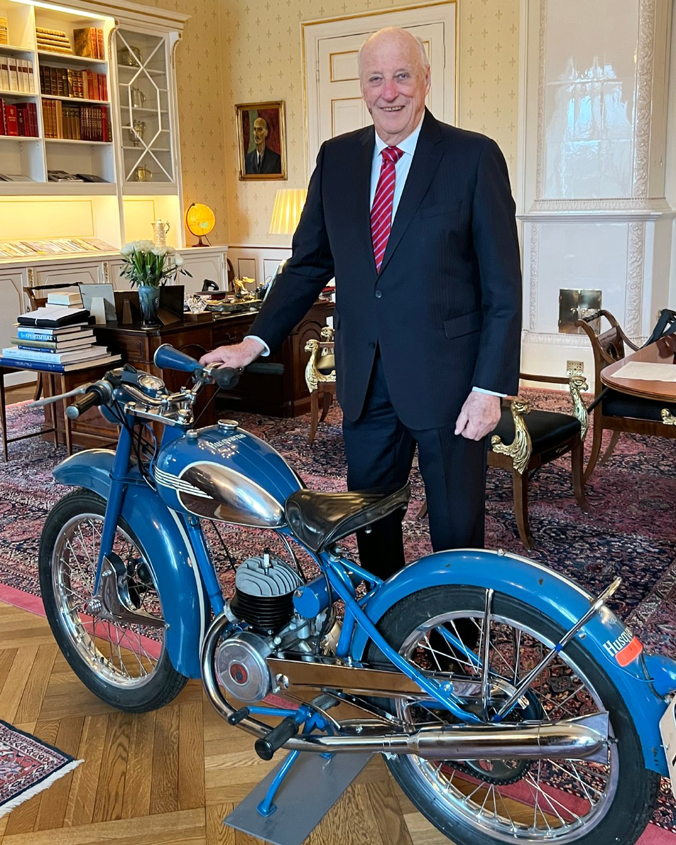  Король получил легкий мотоцикл Husqvarna модели 30 Sport. Подарок от служащих Королевского двора. Фото королевы Сони.
