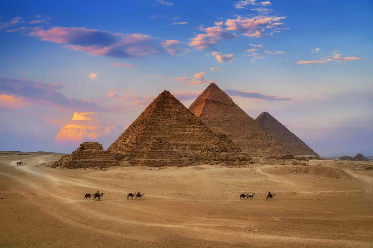 Египетские пирамиды - одно из самых знаковых и узнаваемых сооружений в мире.