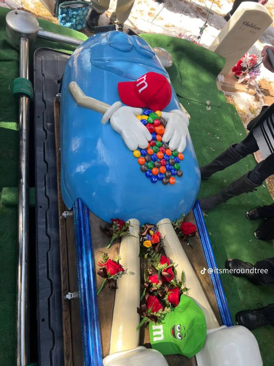 Жительницу США похоронили в гробу в виде M&M's | ВЕСТИ | Дзен