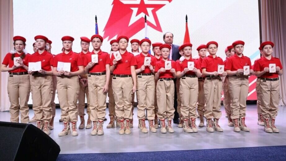     В Краевом центре образования 65 учащихся пополнили ряды юнармейцев Хабаровского края.