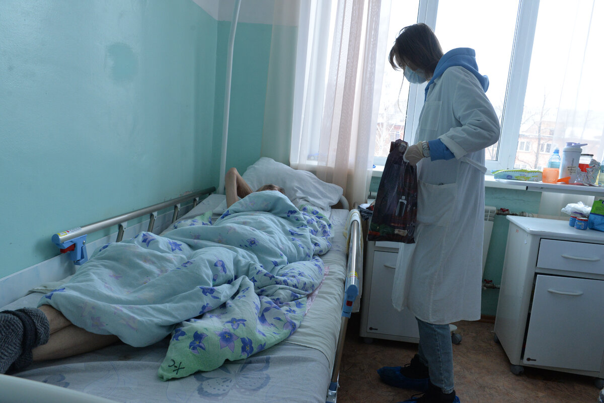 Во передает Таня передает подарок пациенту хосписа