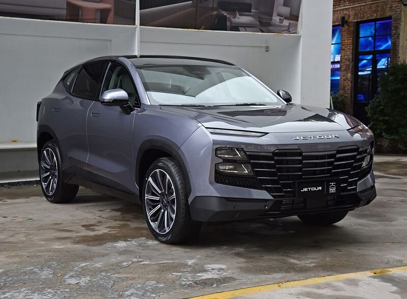 Китайский автопроизводитель Chery зарегистрировал в Российской Федерации ещё одно юридическое лицо. Новая компания будет заниматься реализацией автомобилей марки Jetour, являющейся её дочерним брендом. Это будет уже далеко не первый представитель большой семьи «Чери» - ранее в России появился премиум-бренд CheryExeed (или просто Exeed), а также более доступный Omoda. 