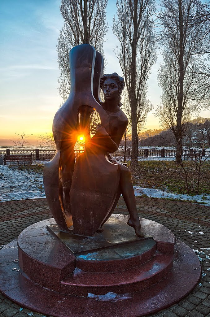 Таганрог. Скульптурная композиция «Роман с контрабасом» работы Дмитрия Васильевича Лындина  (фото из открытых источников).