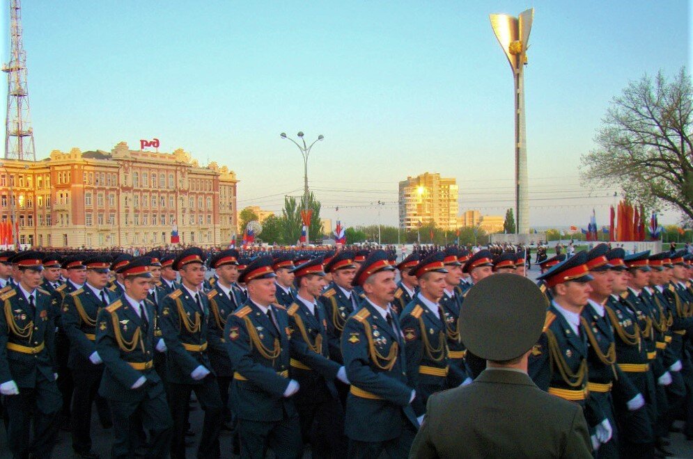 Из семейного архива. Торжественные мероприятия, г.Ростов-на-Дону, возле стелы