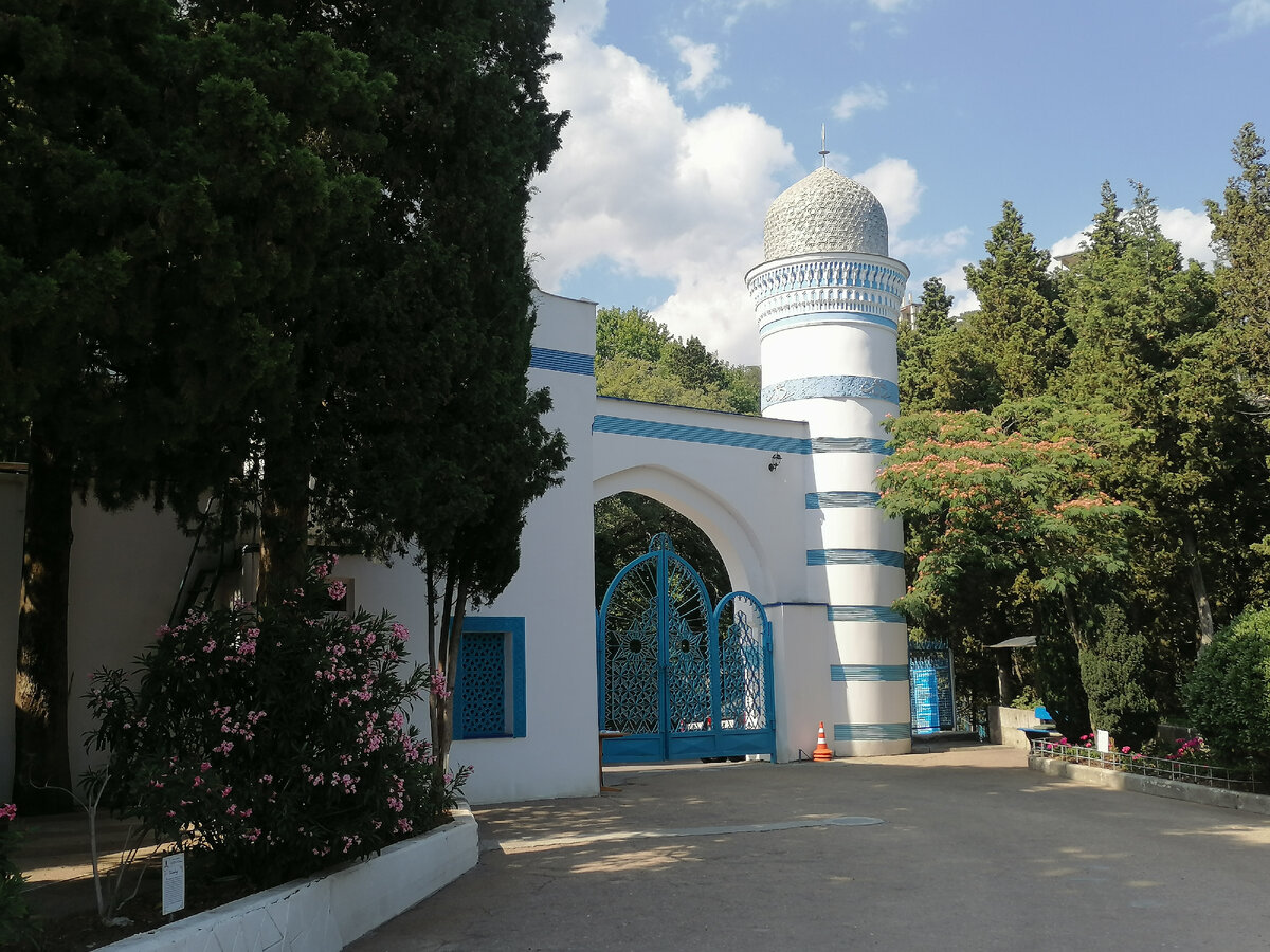 Вход на территорию, где расположен Дворец Дюльбер.