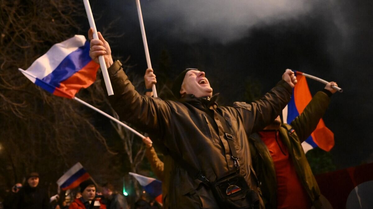    Жители Донецка радуются подписанию документов о признании Российской Федерацией Луганской Народной Республики и Донецкой Народной Республики© РИА Новости / Илья Питалев