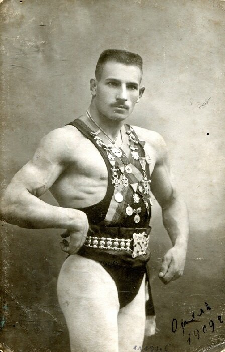 Мировая звезда греко-римской борьбы, один из самых легендарных уральских мужчин Кристап Вейланд-Шульц. Орел. 1909 год. Из фондов Свердловского областного краеведческого музея 