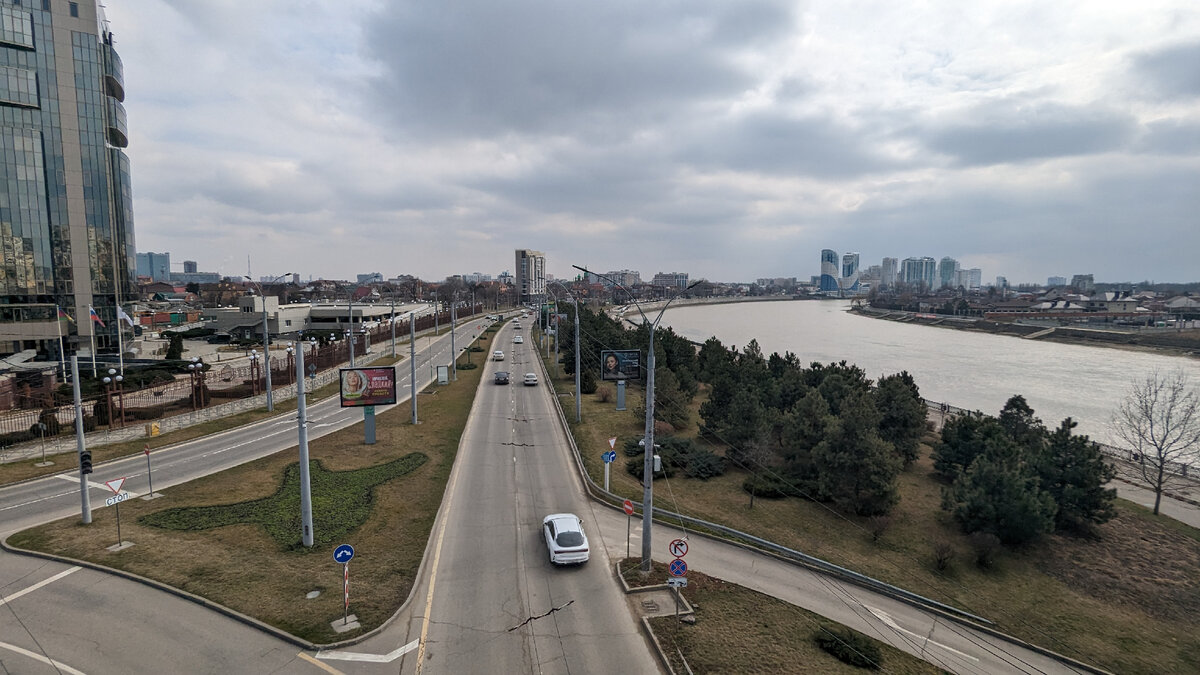 Фотография сделана сегодня. Справа река Кубань, впереди новостройки Адмирал и мост поцелуев. Здесь и далее фотографии автора