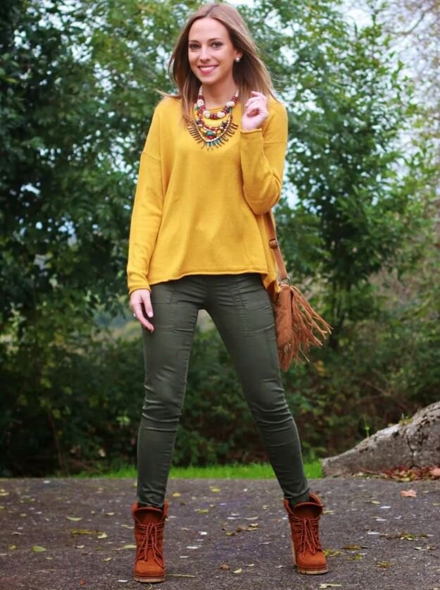 Горчичный коричневый. Желто зеленый свитер. Джемпер горчичного цвета. Горчичный цвет в одежде. Цвет хаки и горчичный сочетание.