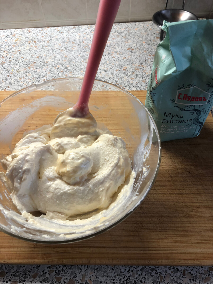 Добавьте в творог щепотку соли, сахар, ванилин,яйцо. Всыпьте 2 ложки муки и хорошенько перемешайте.