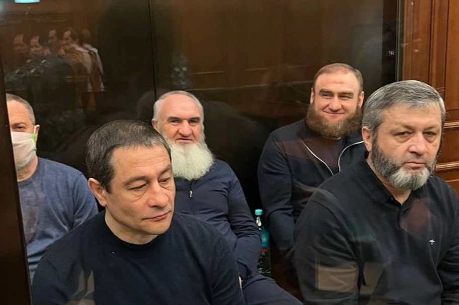 двое на заднем плане