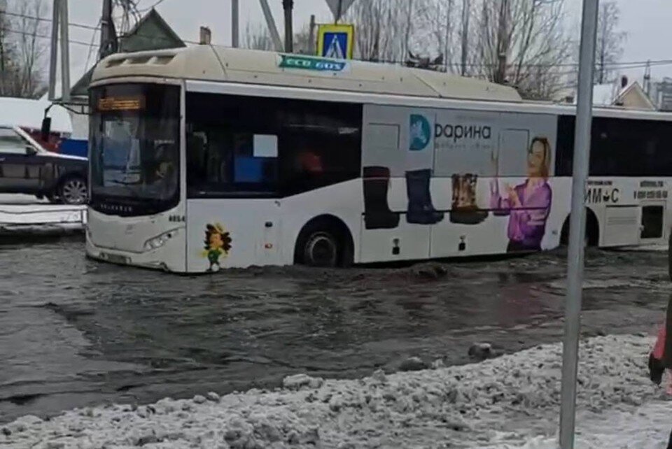     Рабочие уже устраняют причину аварии. Фото: t.me/pitertop