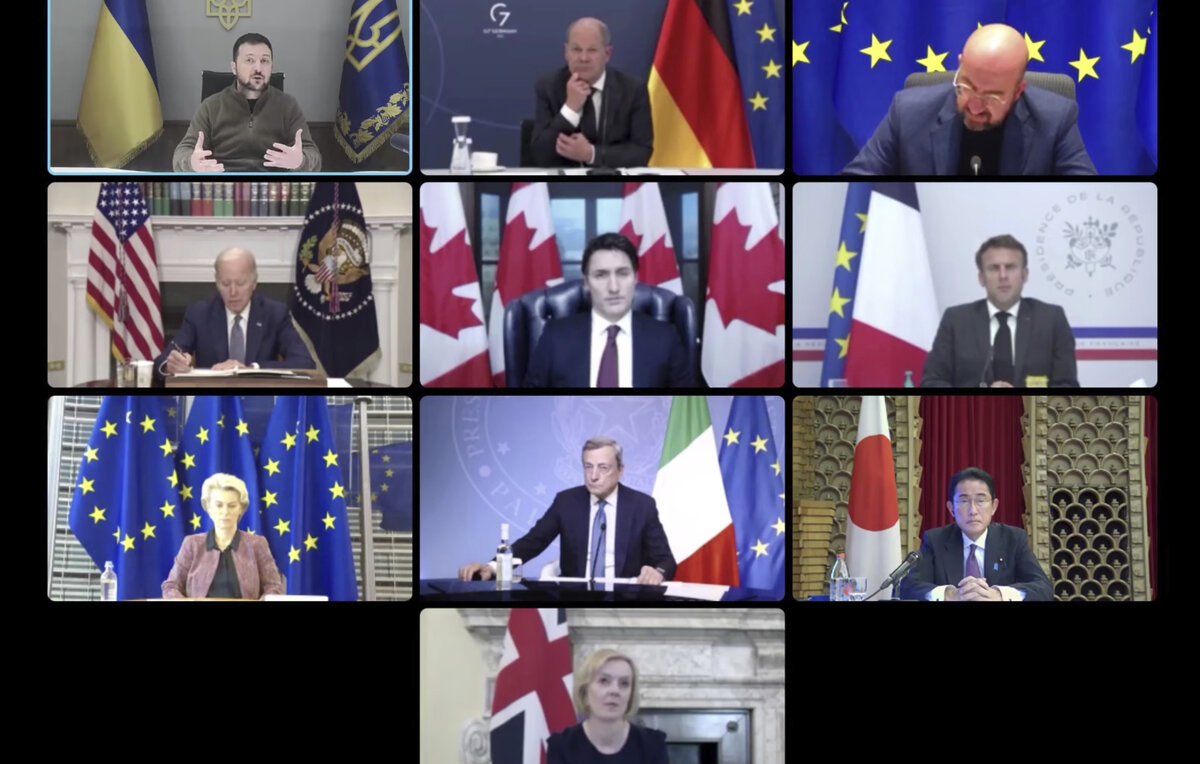    Лидеры стран G7 и президент Украины Владимир Зеленский (вверху слева) во время онлайн-конференции  ASSOCIATED PRESS