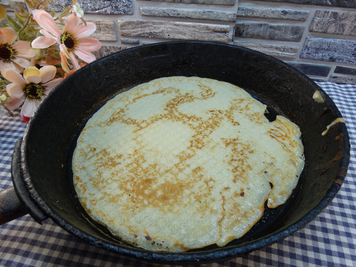 Рецепт: блины на молоке на дрожжах, тонкие с дырочками