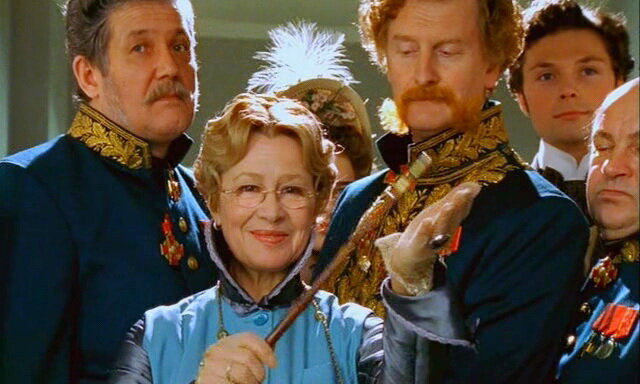 Глядя на Марину Неелову вполне представляешь, что она могла подсобрать "банду" и что искренне любит своих выпускников. Фото с сайта kino-teatr.ru.