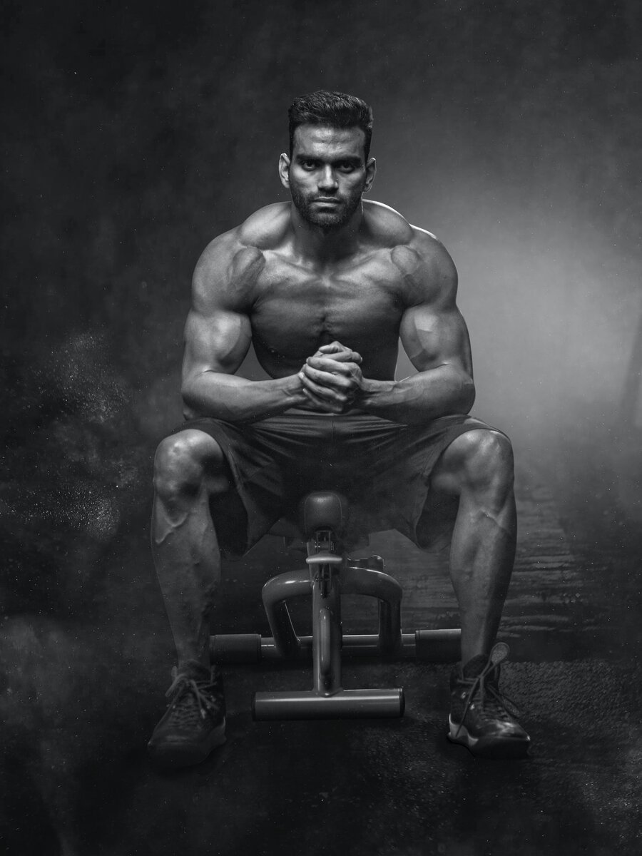 Сильный мужчина в спортзал