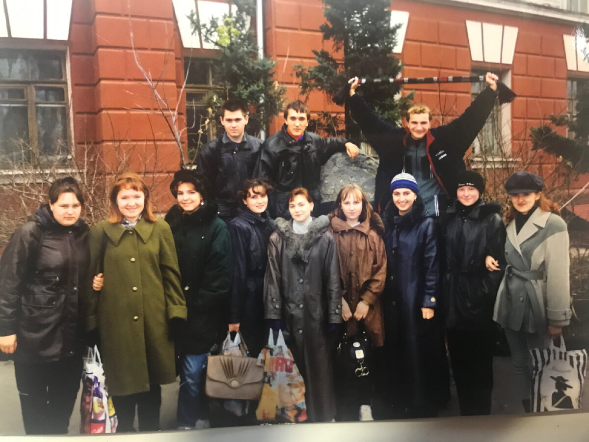 АГМУ. 1999 год. Я крайний слева верхний ряд.Мне 17 лет. Эпоха 90-Х.