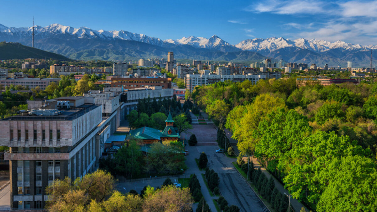 Алма-Ата. Вид на горы от Парка 28 гвардейцев-панфиловцев