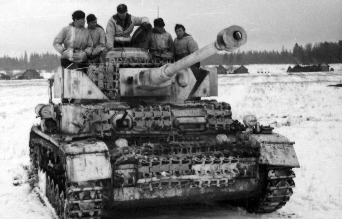 Pz.Kpfw.IV Ausf.H, зима 1943-44 гг. Танк без экранов на корпусе, но с дополнительной броней в виде траков.