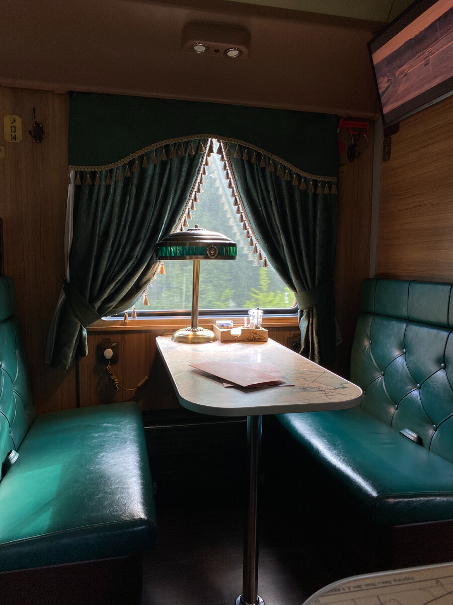 Вагон ресторан , соседний столик 😍