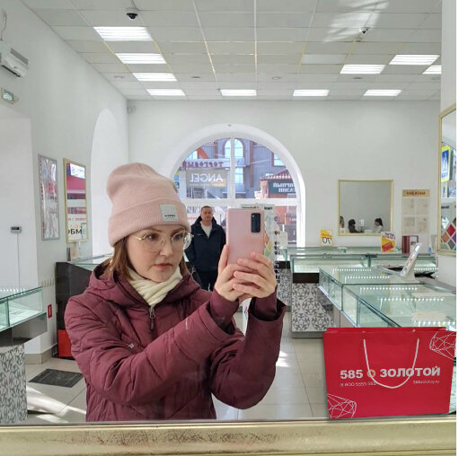 Жду мужа и тренирую лицо, чтобы оно выглядело спокойным, а не безумным от восторга. Супруг уже вошёл в дверь. 