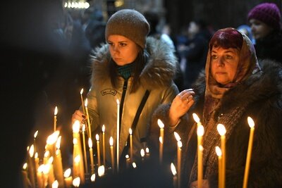    Верующие в храме Христа Спасителя в Москве перед началом Рождественского богослужения. ©Максим Блинов РИА Новости