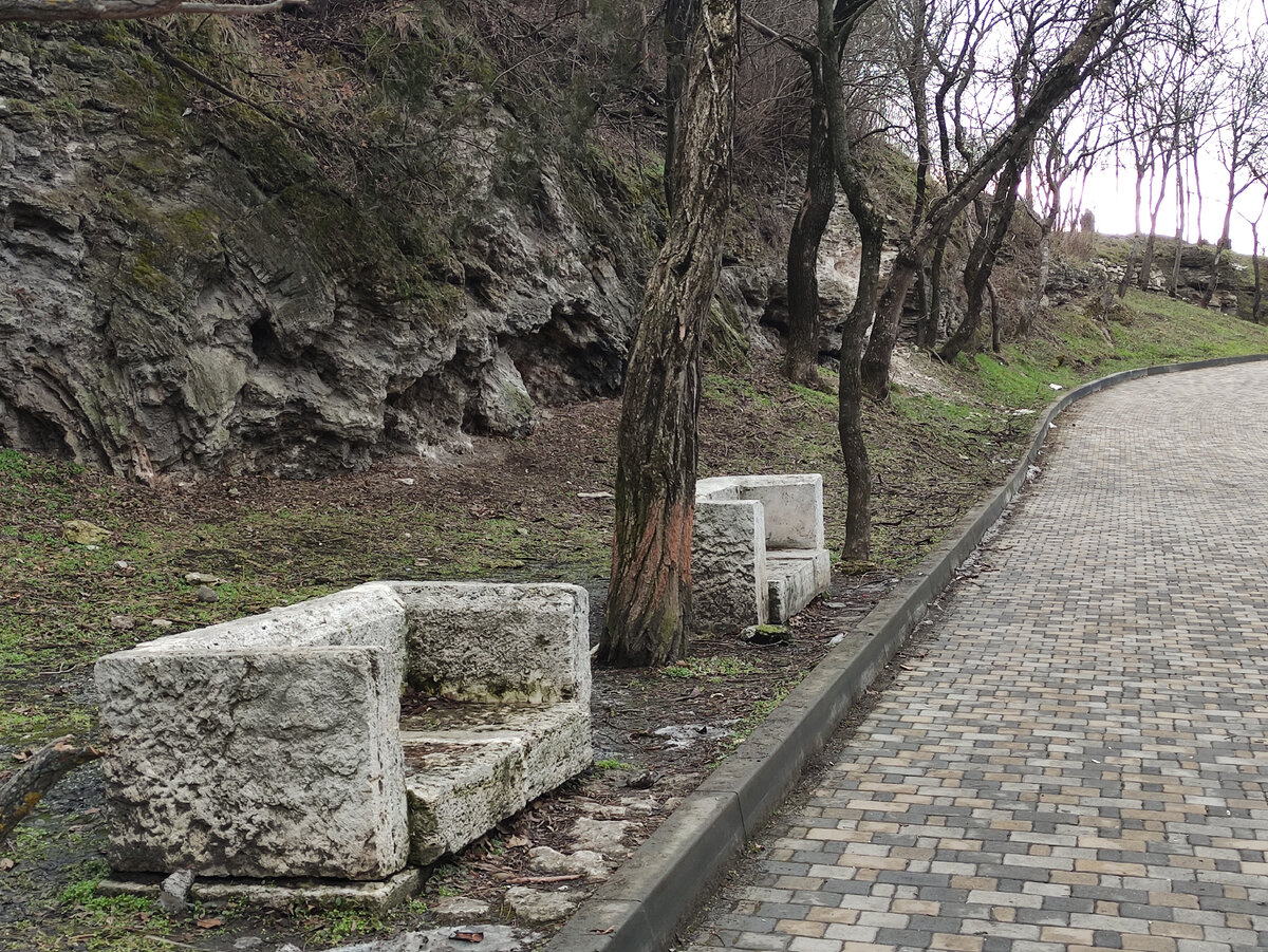 Отложения травертина на горе Горячей (февраль 2023 года)