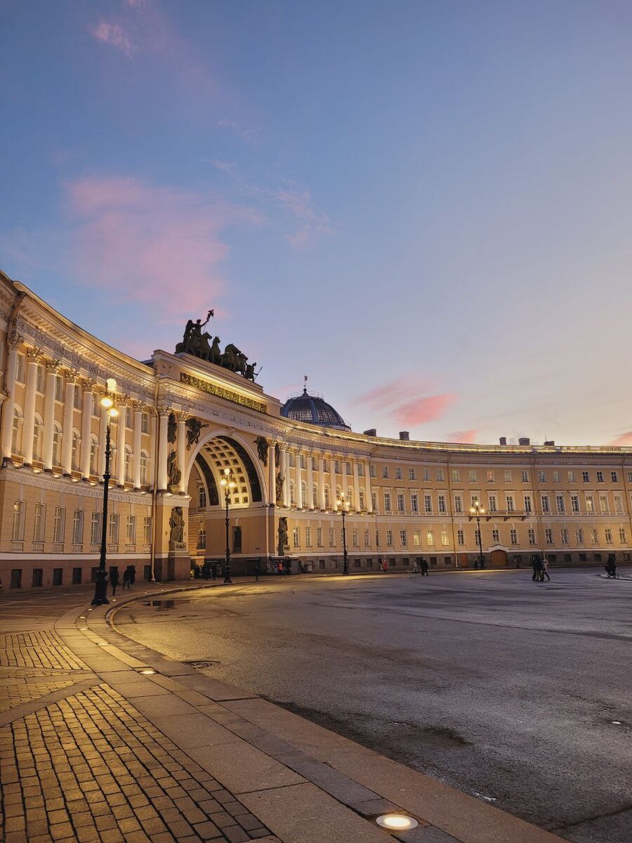 Видите купол за аркой? Вот там и находится домовая церковь. (Фото автора)