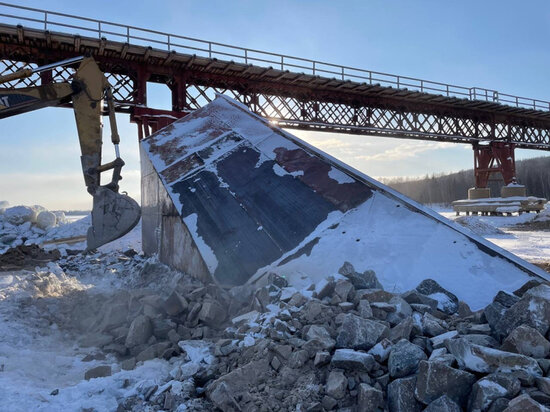     Лед постарался: мост на реке Бурея восстанавливают в Хабаровском крае. ФОТО: правительство Хабаровского края