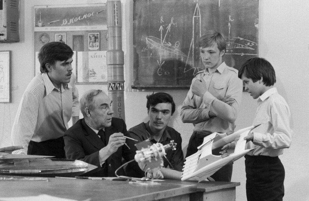 Почему это именно так устроено? Если подумать? Преподаватель Е.А. Маклецов, Алма-Ата, 1984. Фото: Владимир Зинин / ТАСС