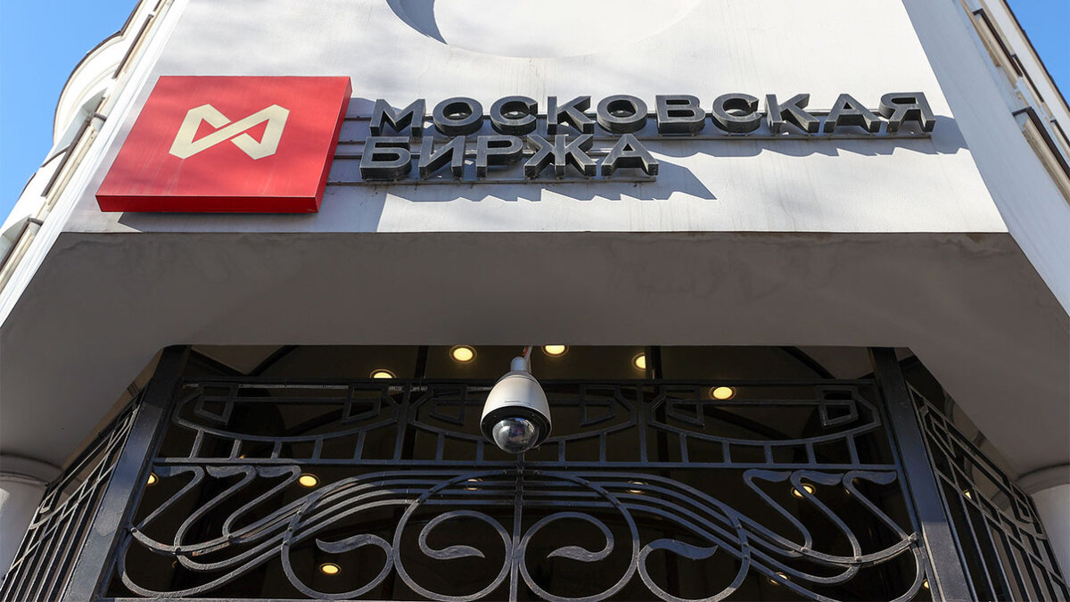  
Российский рынок акций в среду упал рекордно с октября прошлого года на новостях о новых санкциях Евросоюза и опасениях из-за послания президента Федеральному собранию, после которого Дума и Совфед соберутся на внеплановые заседания.

Индекс Мосбиржи, отслеживающий капитализацию четырех десятков крупнейших российских компаний, на 18:09 мск упал на 2,54%, до отметки 2175,25 пункта — минимальной почти за три недели. Индекс РТС обвалился на 3,6%, или $5 млрд в пересчете на капитализаци, и достиг самого низкого уровня с мобилизационной паники — 918 пунктов. 

Коррекция в российских акциях «связана с выходом части игроков перед посланием президента Федеральному Собранию 21 февраля и годовщиной СВО», отмечает главный аналитик ИФК «Солид» Дмитрий Донецкий.

После послания, которое было отложено на несколько месяцев, Госдума и Совет Федерации могут рассмотреть «экстренные и неординарные вопросы», сообщил зампред комитета по обороне Юрий Швыткин. Он заверил, что о новой волне мобилизации речи не идет. 

Тем не менее сенаторы «как на иголках» ждут президентского послания и не исключают ни один из вариантов развития событий, вплоть до объявления военного положения, сказал «Верстке» источник в Совфеде. «Рынок слишком боязливо реагирует на предстоящие события», хотя такое поведение и «закономерно», говорит Донецкий.

Российские индексы «придавила геополитика», отмечает Андрей Кочетков ведущий аналитик «Открытие Research» по глобальным исследованиям. Евросоюз анонсировал 10-й пакет санкций, в рамках которого от системы SWIFT отключат еще четыре российских банка. Среди них крупнейшие частные: Альфа-банк, Росбанк и «Тинькофф», акции которого рухнули на 7%.

Распродажи прошли «широким фронтом», обращает внимание старший трейдер «Альфа-Капитала» Владислав Силаев: среди «голубых фишек» не оказалось ни одной акции в плюсе. Бумаги «Сбера» подешевели на 2,8%, ВТБ — на 3,1%. «Газпром» упал на 1,4%, «Роснефть» — на 1%. Акции «Мечела» спикировали на 5,2%, «Полюса» — на 5,3%, «Совкомфлота» — на 4,9%.

По итогам прошлого года российский рынок акций потерял 35% по индексу РТС, что стало сильнейшим обвалом с 2008 года и худшим результатом среди 92 фондовых индексов мира, которые отслеживает Bloomberg.

«Ситуация с российскими акциями отражает мрачные перспективы экономики, на которую начинают давить западные санкции. А вероятная мировая рецессия в ближайшие пару кварталов не сулит ничего хорошего российской нефти, особенно в тот момент, когда Евросоюз полон решимости снизить зависимость от российского сырья», — говорит Петр Матыс, старший FX-аналитик InTouch Capital Markets.
