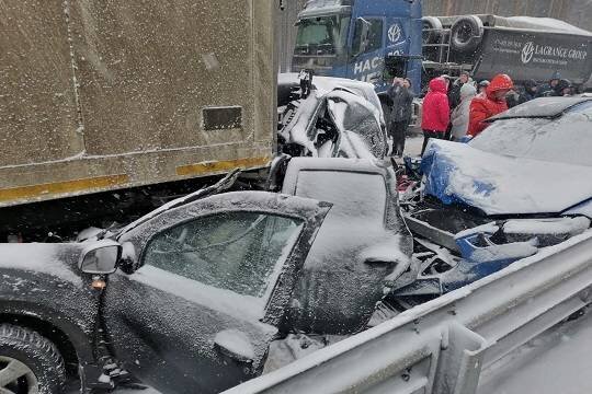    Участок трассы М-11 из Санкт-Петербурга в Москву перекрыт из-за ДТП с десятками автомобилей