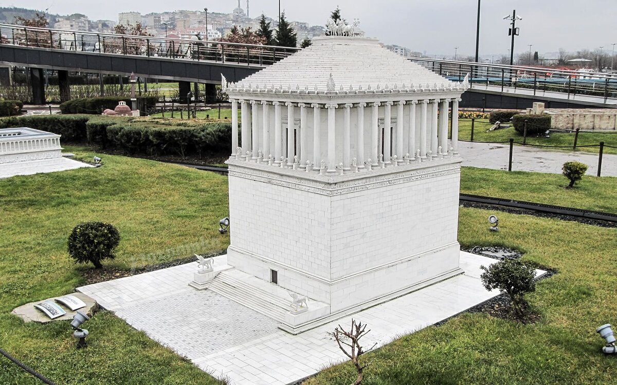 Современный макет Мавзолея в Галикарнасе