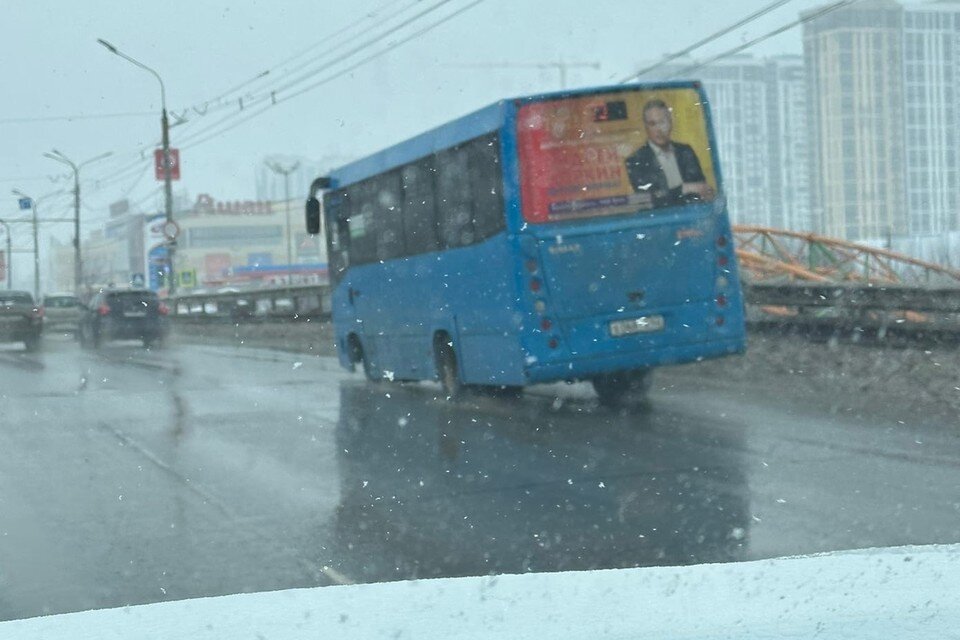     В Рязани на Московском шоссе засняли маршрутку без одного колеса