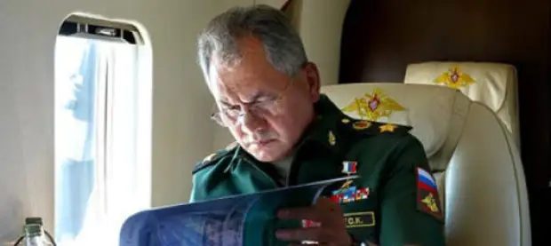 Шойгу изучает карту и границы России