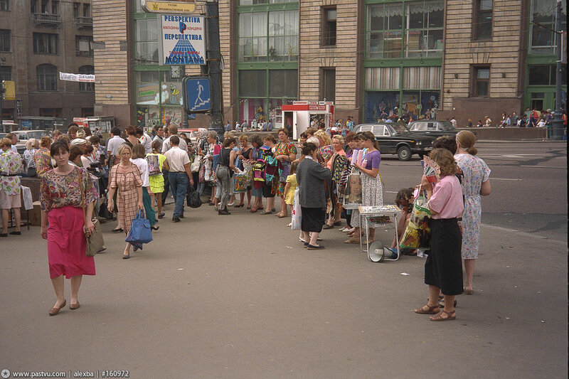 На улицах Москвы продолжают торговать всем