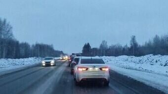     Вчера вечером в паблике «ЧП Тюмень ЧС» одна из подписчиц рассказала, что попала в большую пробку по пути от Заводоуковска до Богдадинского. Женщина уверена, что такое скопление автомобилей было связано не с масленичным мероприятием, а с неотрегулированными светофорами.